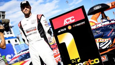 Canapino junto al cartel del 1.