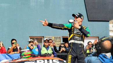 Chapur festejando.