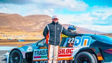 Fritzler parado adelante del auto