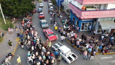 Autos históricos en caravana.