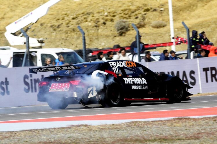 Toyota de Rossi saliendo humo.