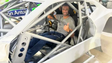 Serrano sentado en el Camaro