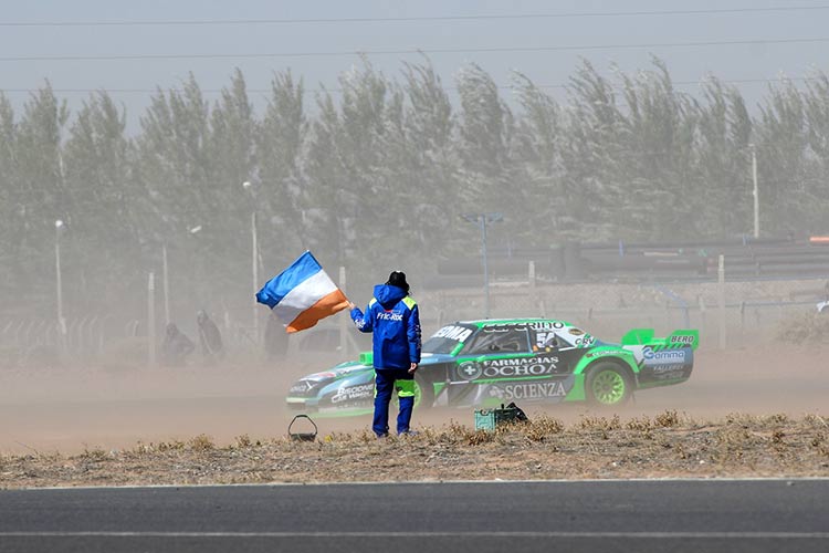 Autos de Ochoa en medio de la nube de tierra.