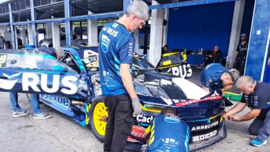 Mecánicos trabajando en el auto.