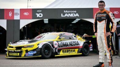 Landa posando con el Camaro.