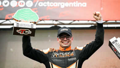 Marcos Landa festejando en el podio.