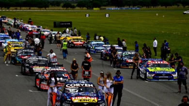 Pelotón de autos en la recta