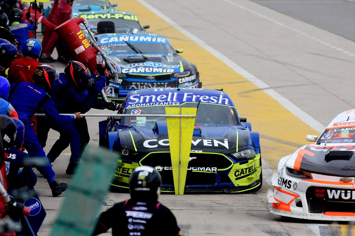 Autos de TC en la recarga de combustible.