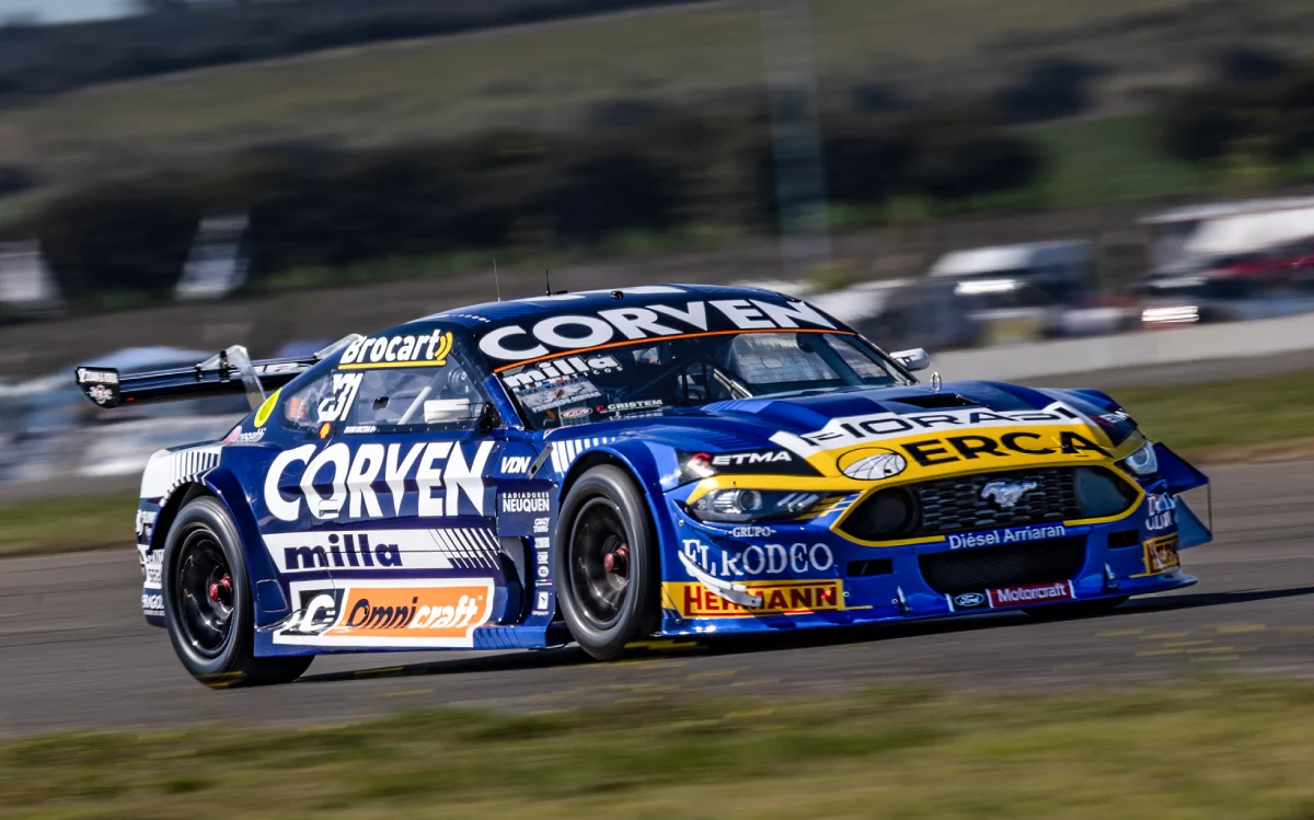 Ford Mustang de Urcera en la pista de Toay.