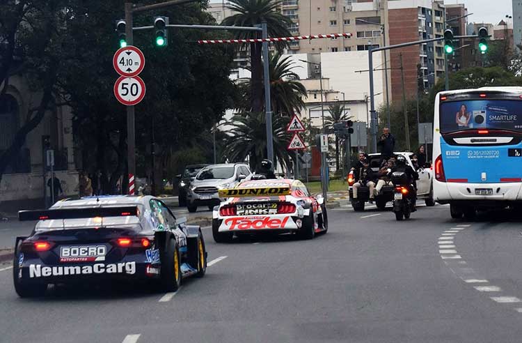 Autos de TC en las calles de Córdoba. 