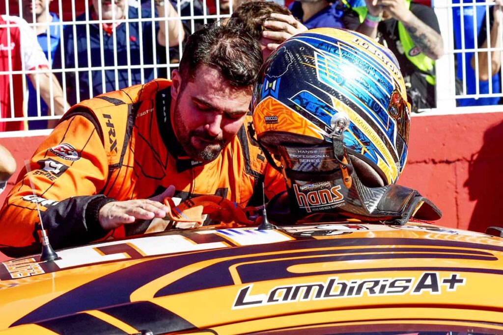 Lambiris tocando el techo de su auto.