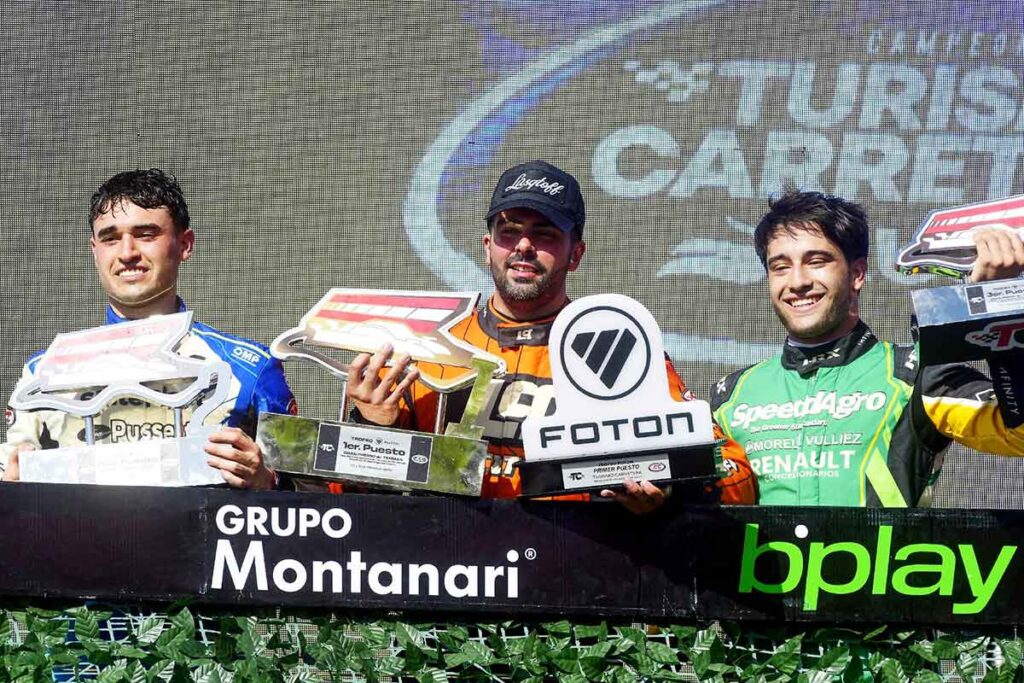 Olmedo en el podio con Lambiris y Faín.