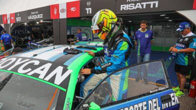 Risatti subiendo al auto.