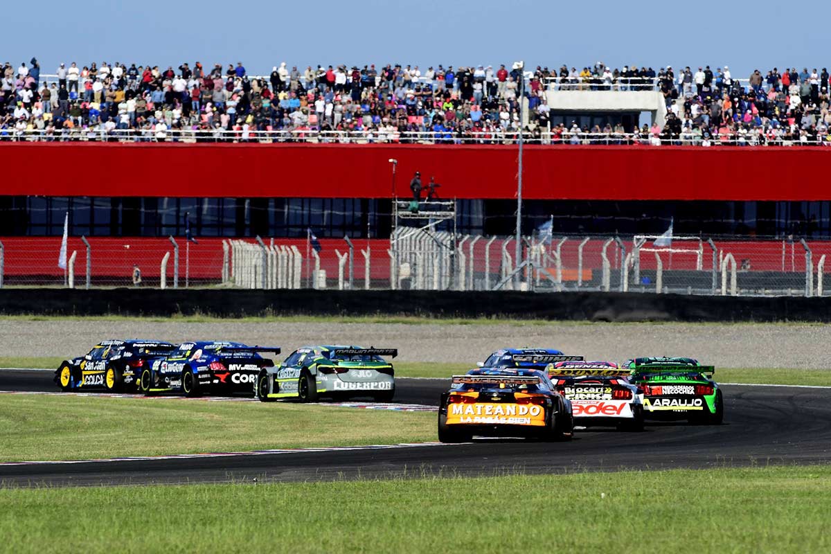 Pelotón de TC desde atrás.