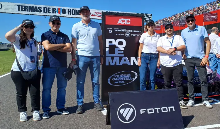 El staff de Foton en la carrera de TC en Termas.