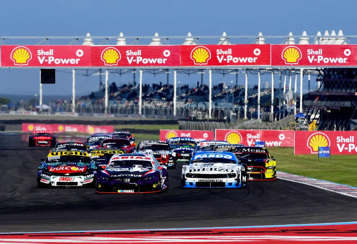 Pelotón del TC en Termas de Río Hondo en 2025.