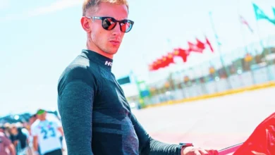 Catalán Magni con lentes