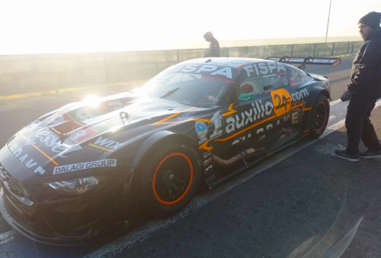 Mustang en boxes