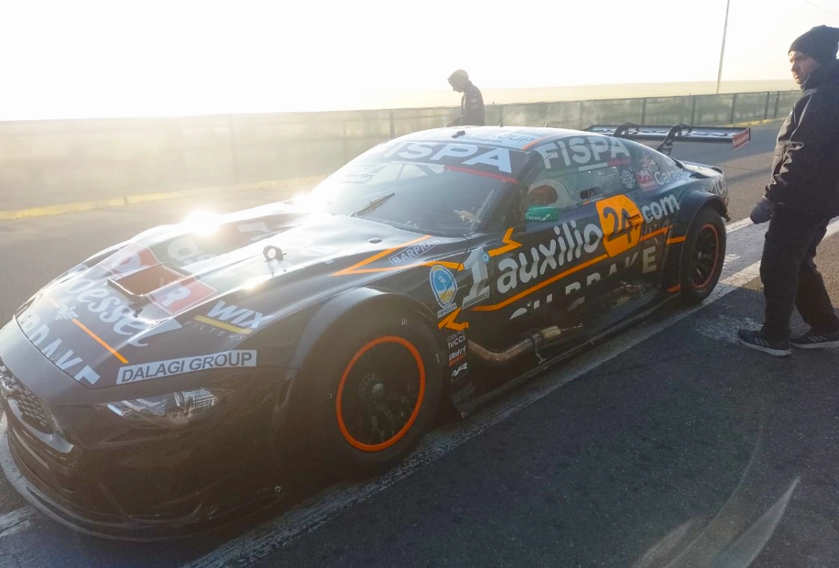 Mustang en boxes