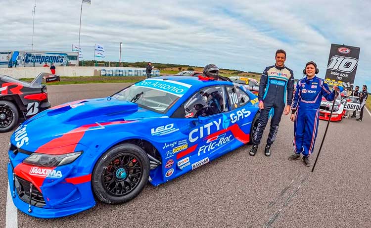 Diego Azar junto al Toyota Camry de TC.