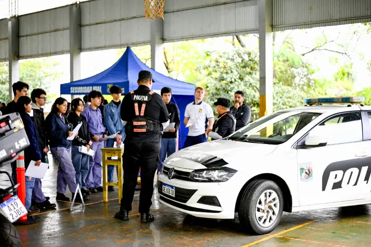 Policía con alumnos