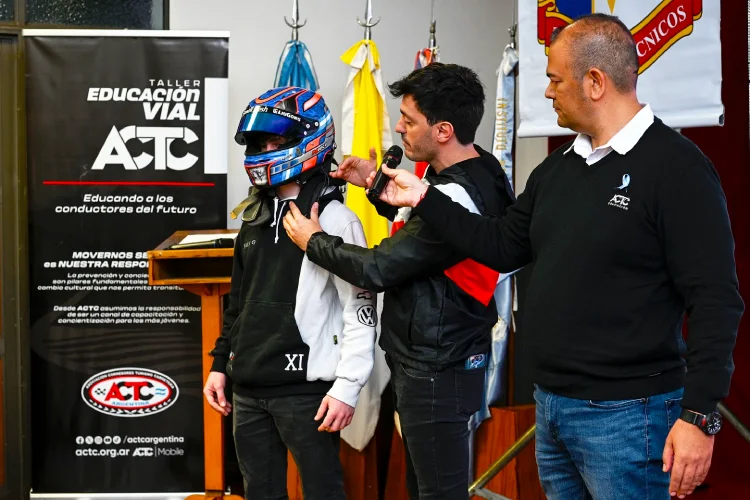 Trosset con el casco