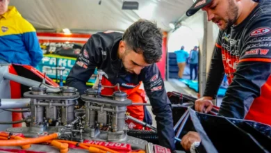 Benvenuti mira el motor