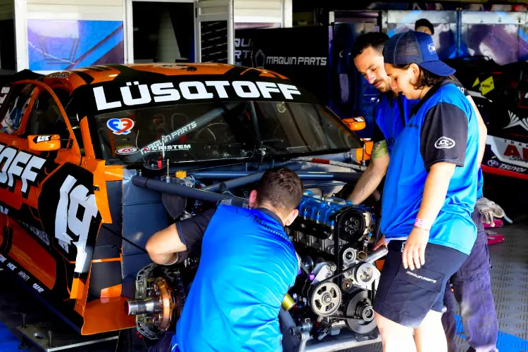 Mecánicos con el auto