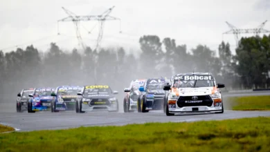 pelotón de TC Pick Up en La Plata bajo la lluvia.