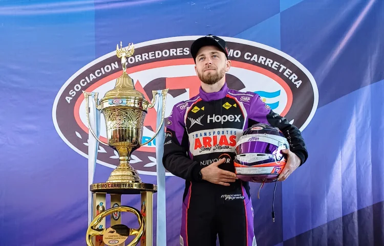 Marcelo Agrelo con la Copa de Oro.