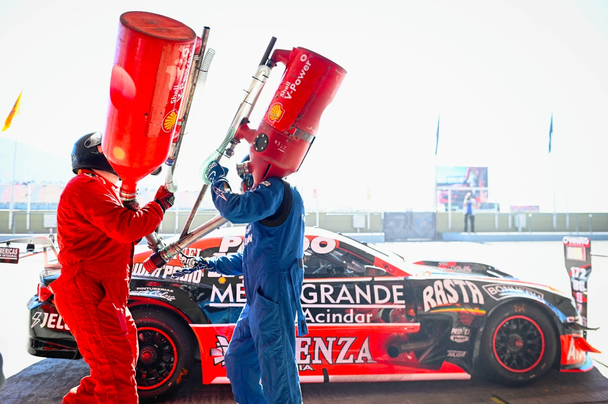 Agustín Canapino cargando combustible en boxes