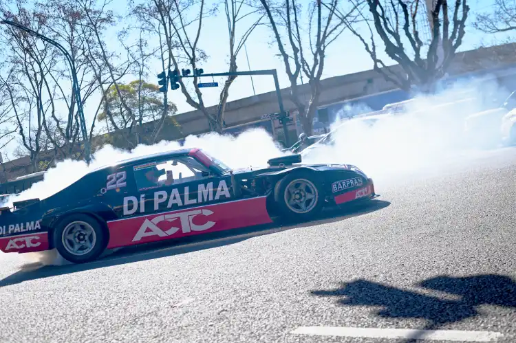 Chevy de Marcos Di Palma haciendo trompos