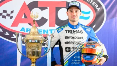 Jeremías Olmedo con la Copa de Oro de Turismo Carretera