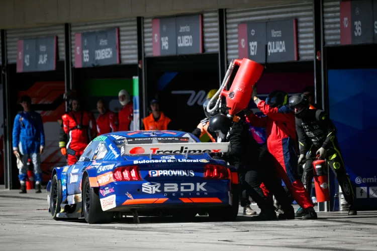 Spataro cargando nafta en el TC en San Juan.