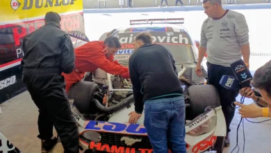 El equipo de Mariano Werner trabajando sobre el Ford Mustang.