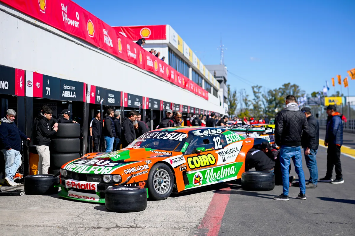 Dodge Challenger de Jonatan Castellano en boxes.