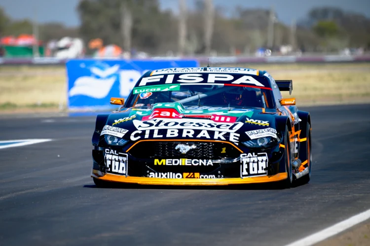 Julián Santero en su Ford Mustang en San Luis