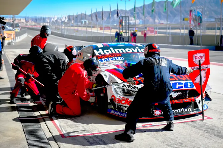 Ford Mustang de Mariano Werner haciendo una parada en Boxes.