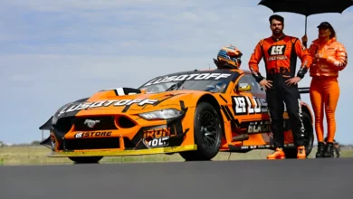 Mauricio Lambiris con su Ford Mustang.