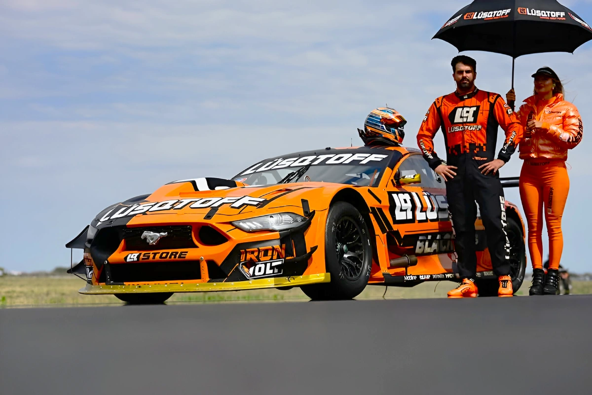Mauricio Lambiris con su Ford Mustang.