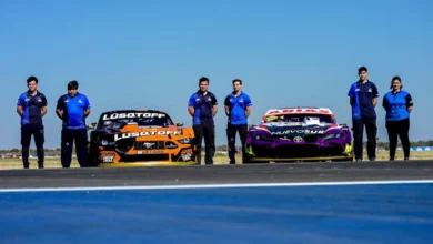 Mustang y Toyota de TC en pista.
