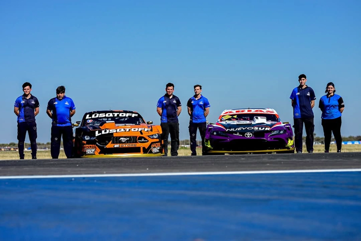 Mustang y Toyota de TC en pista.