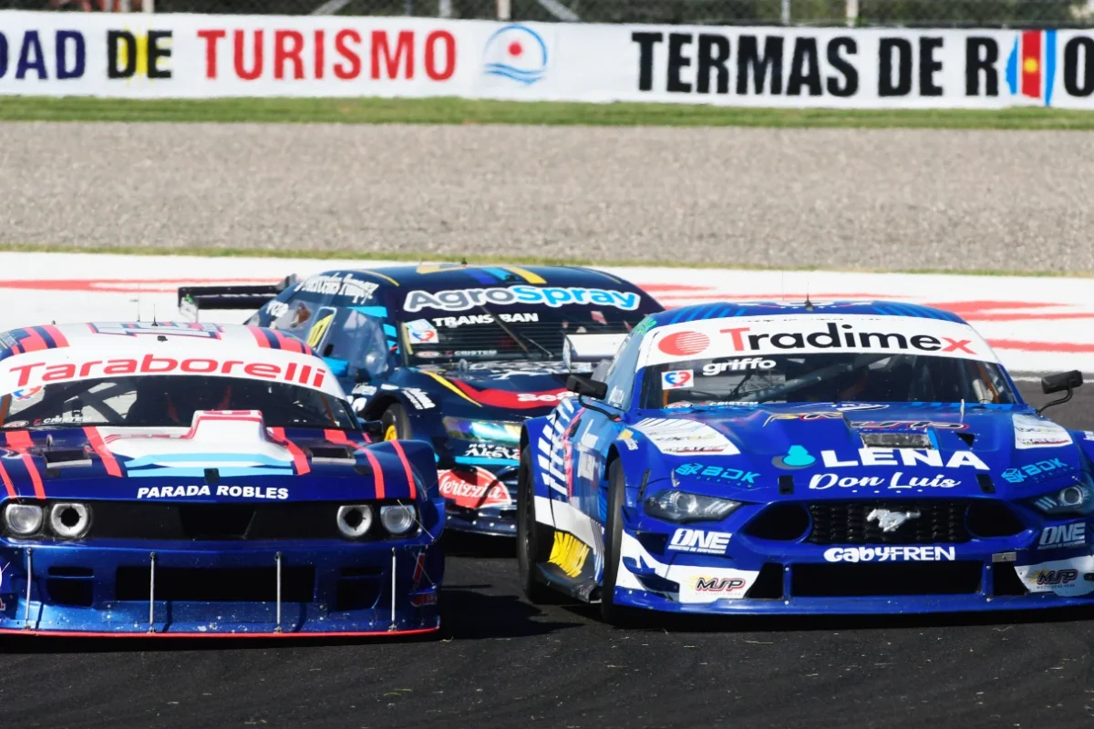 Autos de TC en pista.