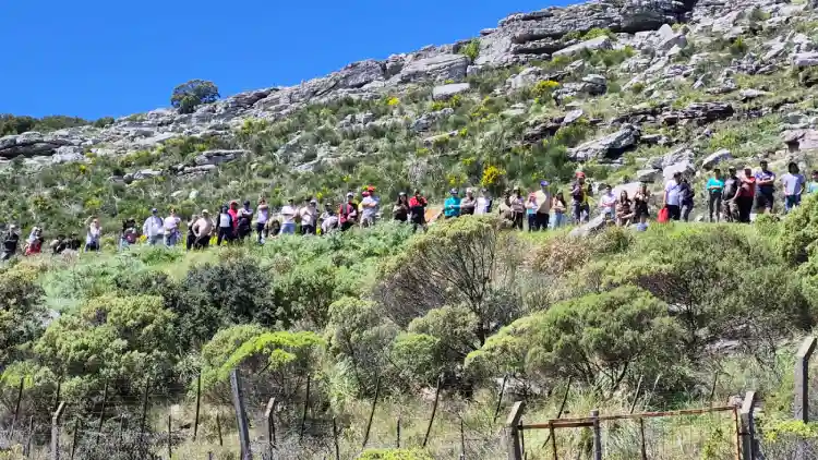 El público siguió la actividad desde la sierra La Barrosa.