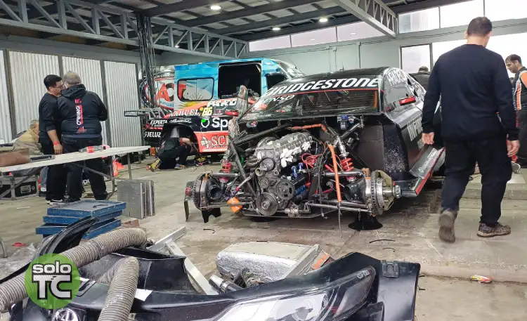 El Toyota de Rossi en primer plano durante la revisión técnica del TC en San Nicolás.