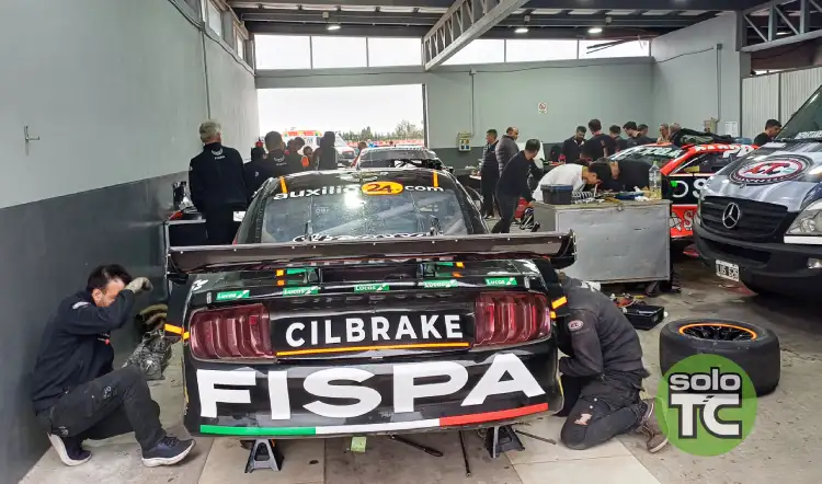 El Ford de Santero en la revisión técnica del TC en San Nicolás.