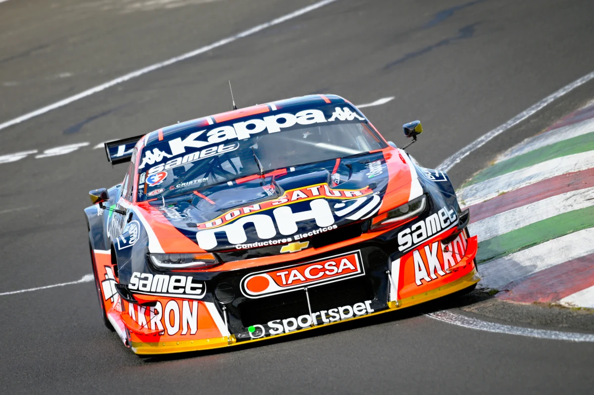 Agustín Canapinoen su Chevrolet Camaro