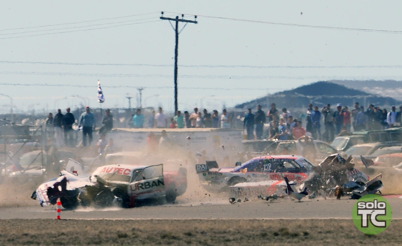 El fuerte accidente de TC Pista en Río Gallegos en 2015 entre Urretavizcaya y Todino.