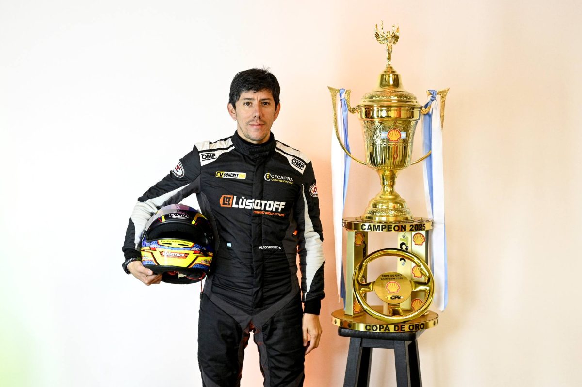 Matías Rodriguez con la Copa de Oro de TC Pick Up de la ACTC.