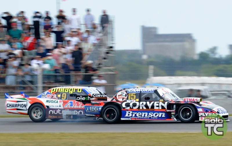 Toques en el inicio de la serie del TC en San Nicolás 2018, entre Castellano y Rossi.